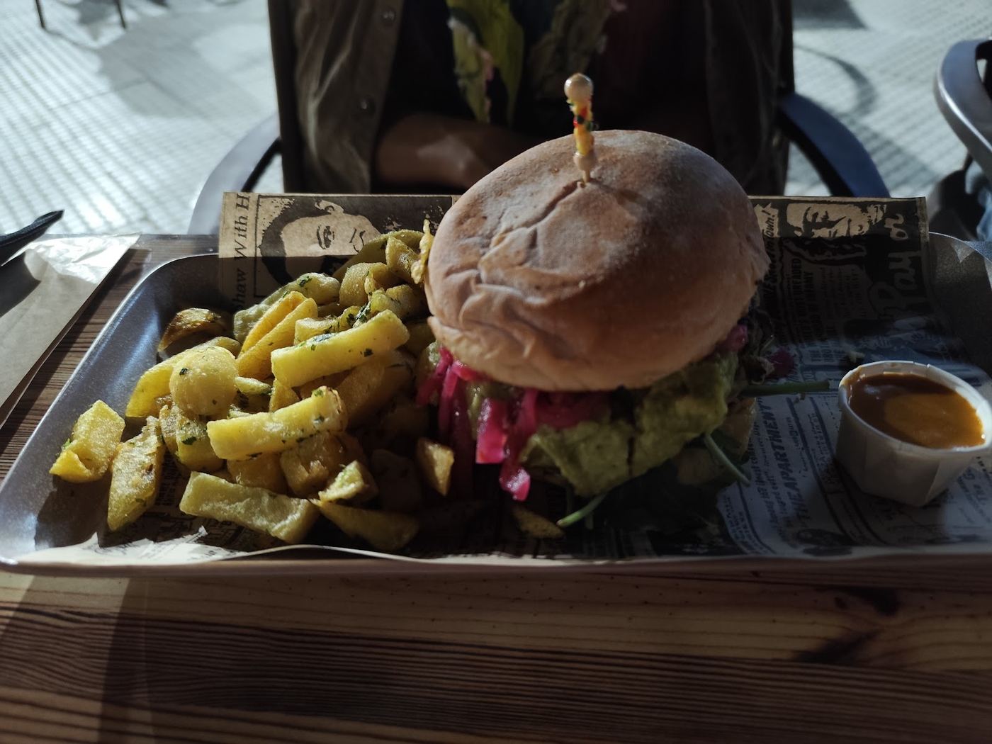 Hamburguesa casera con guacamole y patatas rústicas, servida en La Barrica de Villa.