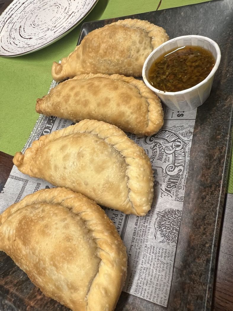 Empanadas criollas recién hechas con chimichurri casero.